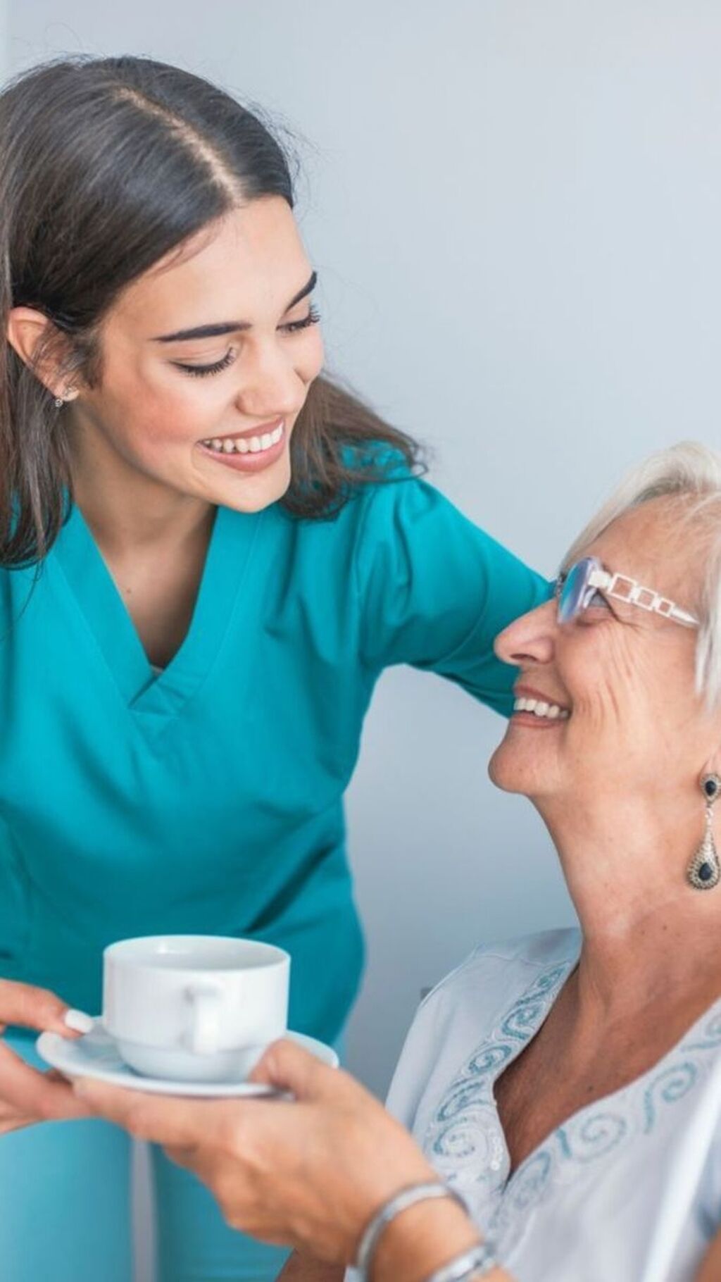 "ƏMİN ƏLLƏR" Qaygı-Qulluq Mərkəzinin peşəkar xəstə baxıcıları