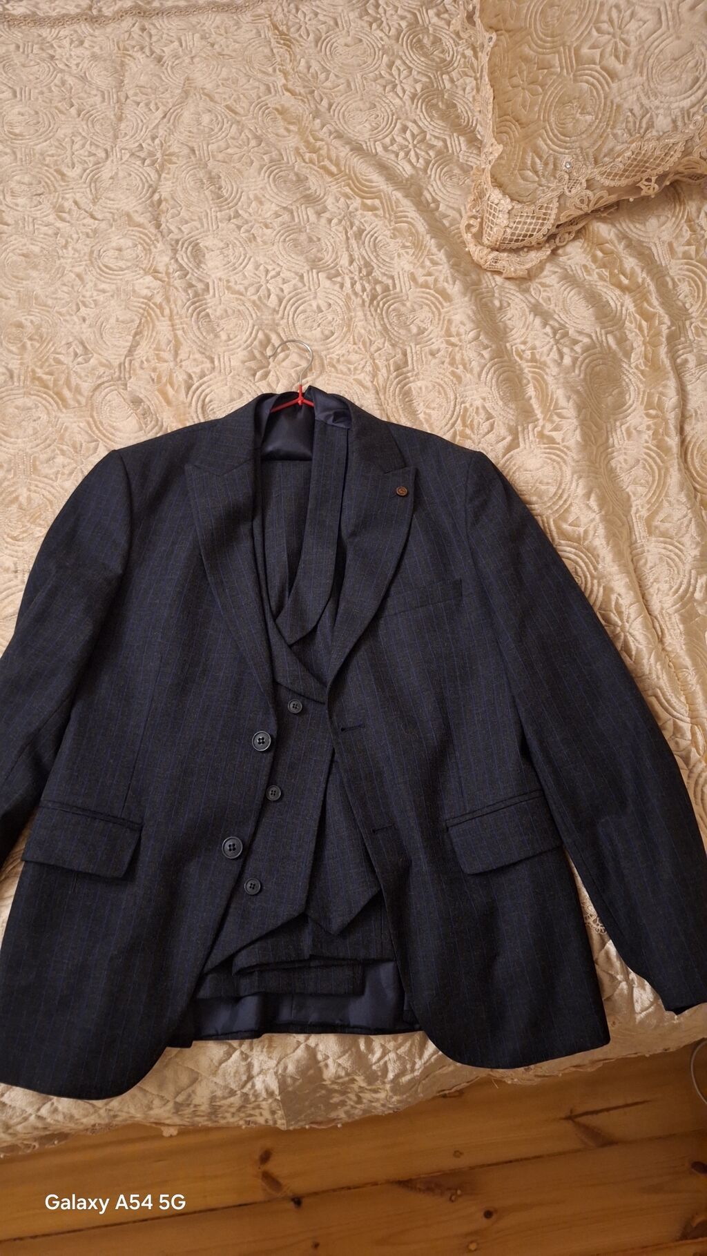 Kişi kostyum dəsti – 3 hissəli - Model: klassik qoltuqaltı düyməli