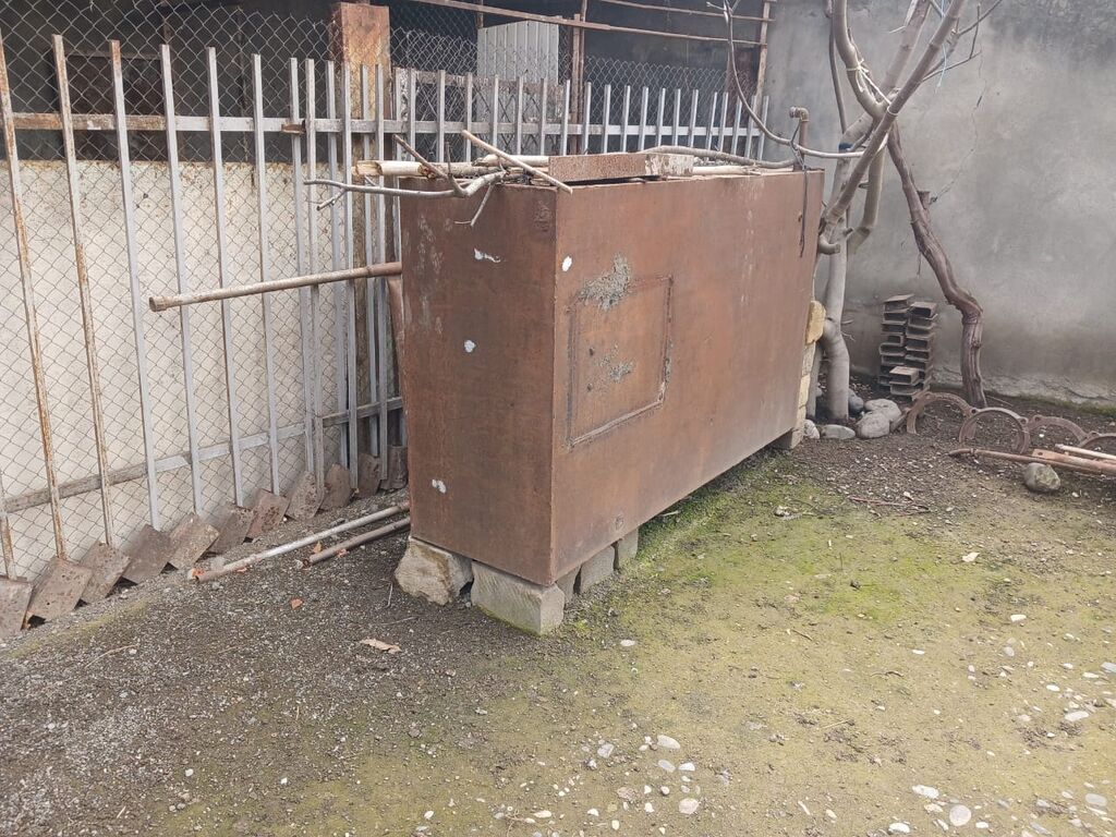 Su çəni köhnə rusun 5-lik qalın dəmiri ilə yığılıb. 1.80sm uzunu 1.10