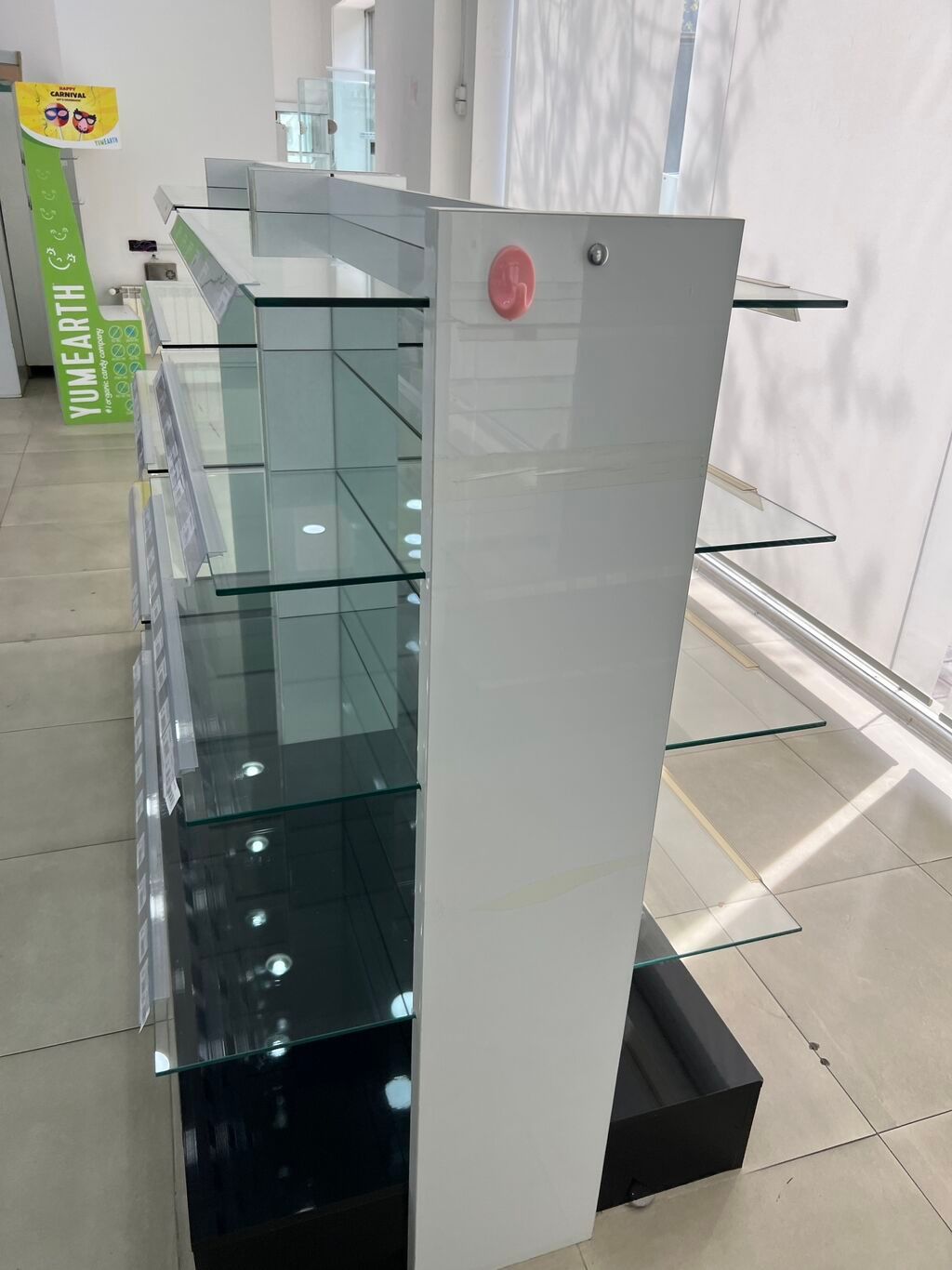 Magaza ucun vitrinler hundurluk 1.50 en 090 sm. Divar vitrinleri ise