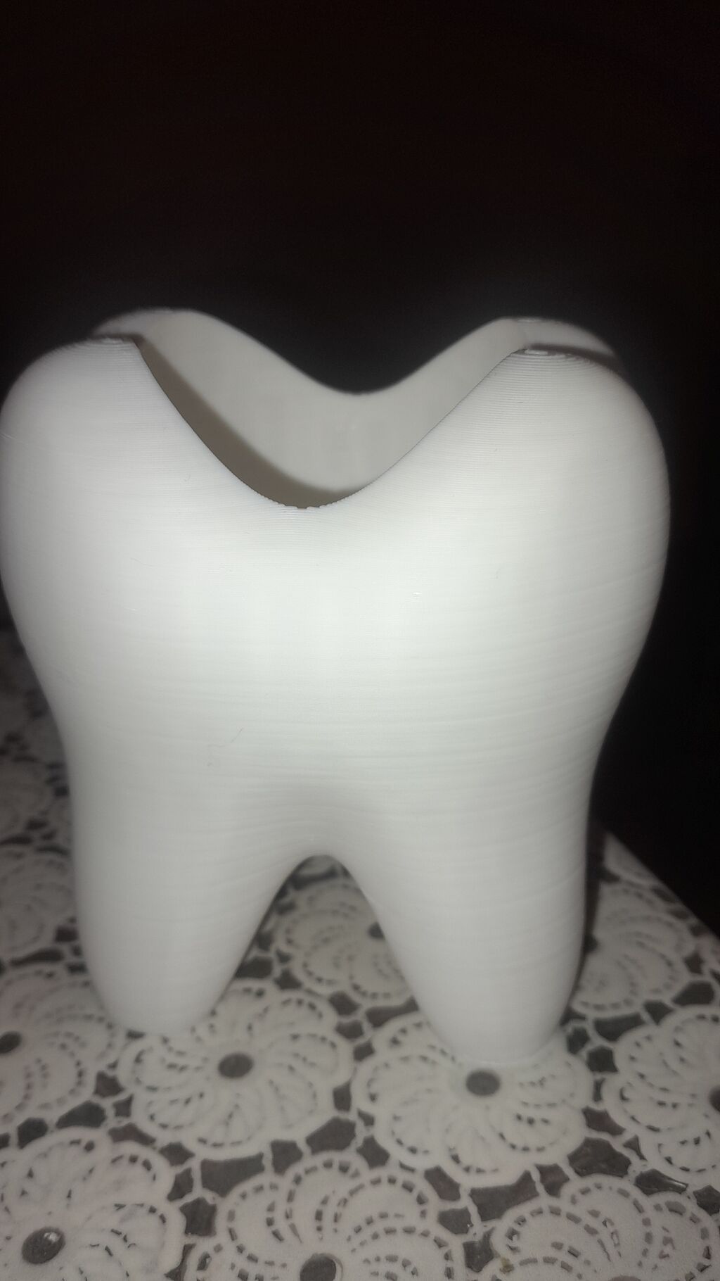 Diş formasında dekorativ diş fırçası və pastası saxlama qabı/