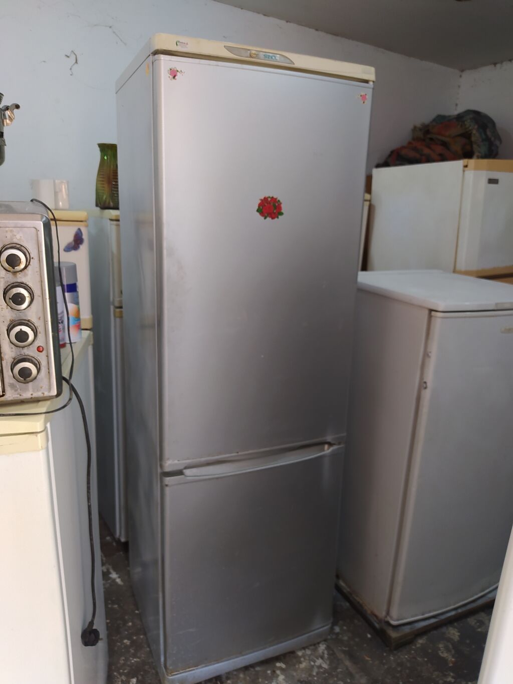 İki qapılı soyuducu - Rəng: gümüşü/metalik - Aşağıda dondurucu bölmə