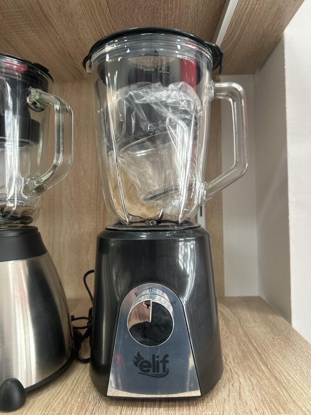 Elif blender - Şüşə qab: təxminən 1,5 l həcmli, ölçü nişanələri ilə