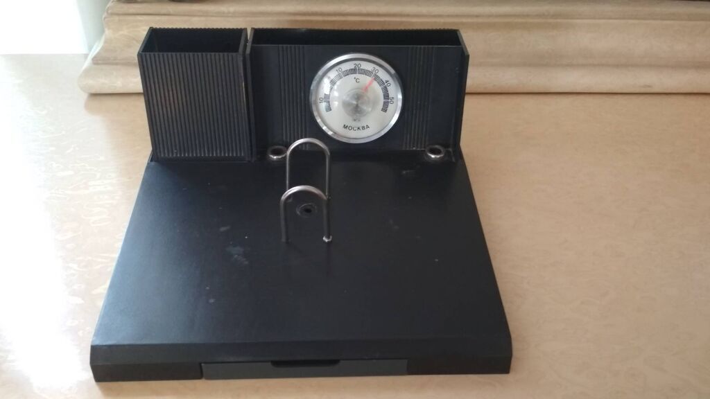 Sovet dövründən qalma qələmqabı. Termometri var, aşağı hissəsində