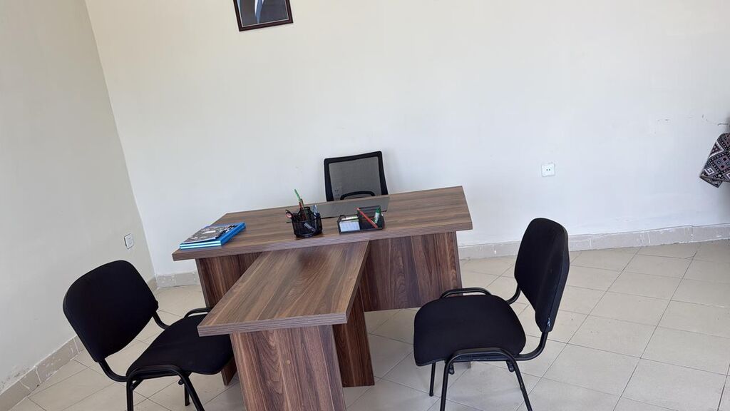 Ofis mebel dəsti - Masa: L‑şəkilli dizaynlı, tünd qoz rəngində