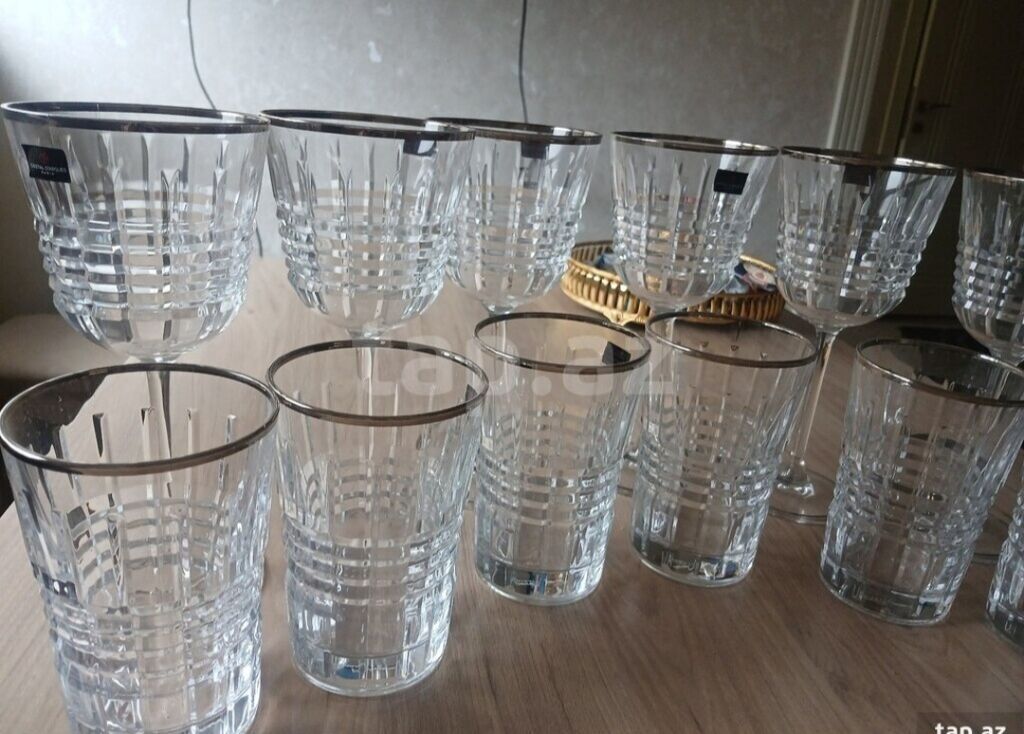 Bir dəst kristal qədəh və stəkandan ibarətdir. Dəstə yuxarı hissəsi