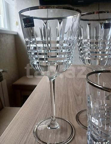 Bir dəst kristal qədəh və stəkandan ibarətdir. Dəstə yuxarı hissəsi - şəkil 4
