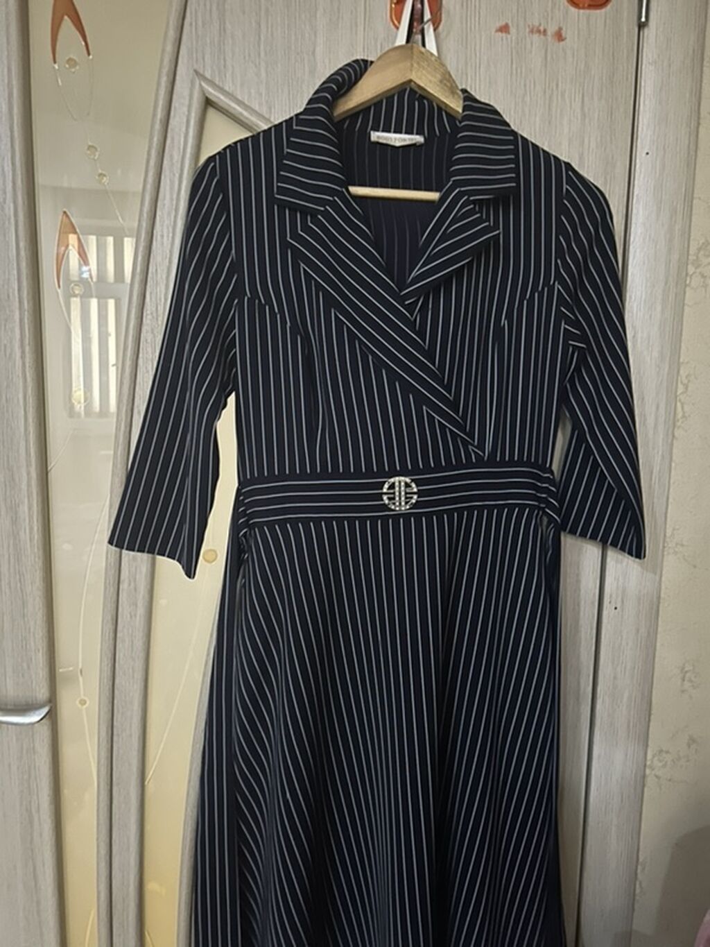 Zolaqlı qara don – şık və ofis tərzi. - Dizayn: incə ağ şaquli