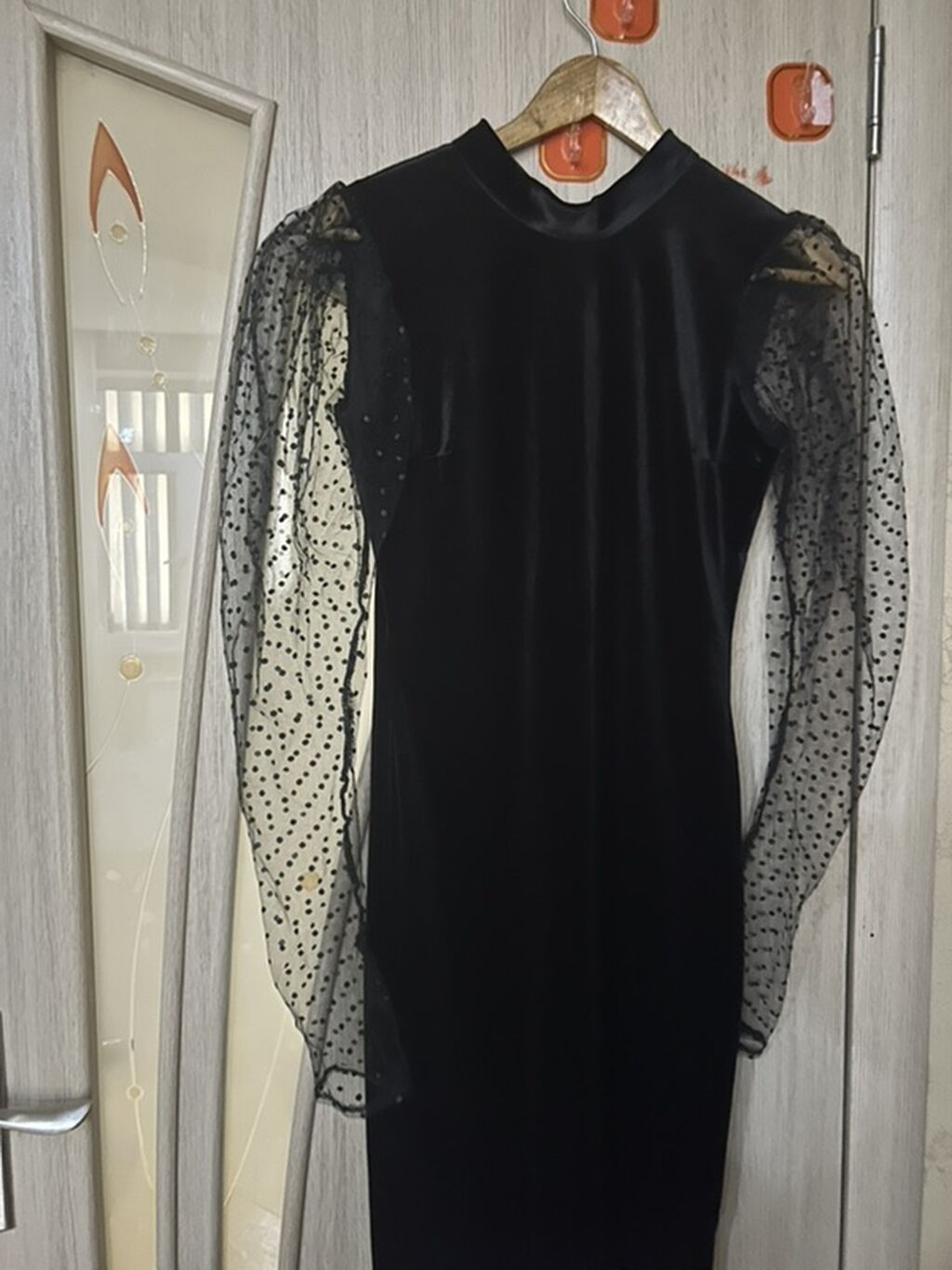 Qara məxmər don – şifon qol detallı - Model: dizdən aşağı uzunluqda