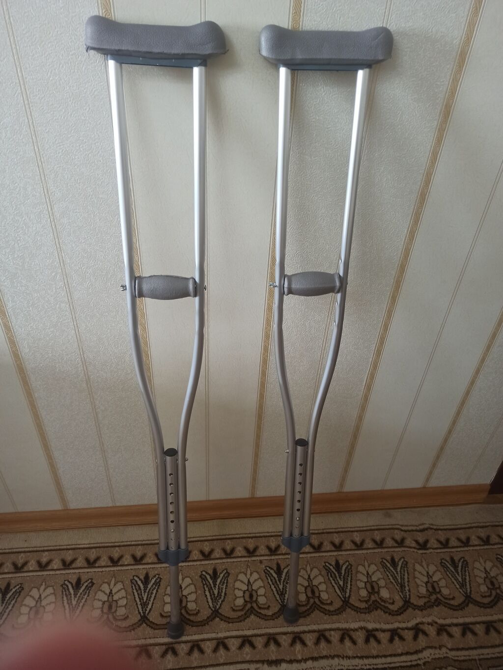 Yeriməkdə çətinlik çəkən adamlar üçün tibbi qoltuqaltı dayaq. Cəmi 1