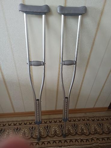 Yeriməkdə çətinlik çəkən adamlar üçün tibbi qoltuqaltı dayaq. Cəmi 1 - şəkil 2