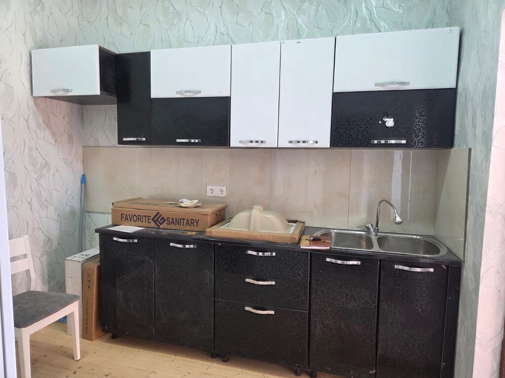 Mətbəx mebeli dəsti - Üst və alt dolablar: parlaq qara-ağ