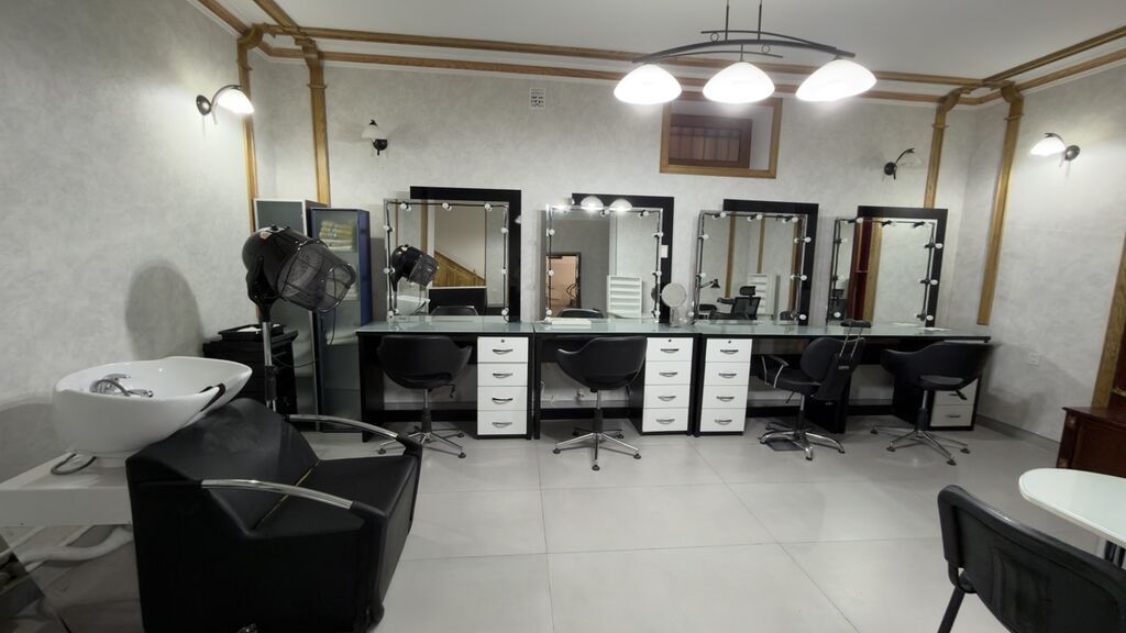 Gözəllik salonu üçün mebel dəsti. Manikür masaları, saç yuma üçün