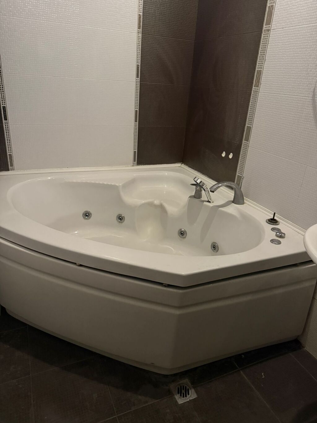 İşlənmiş Vanna, Keramika, Ünvandan götürmə