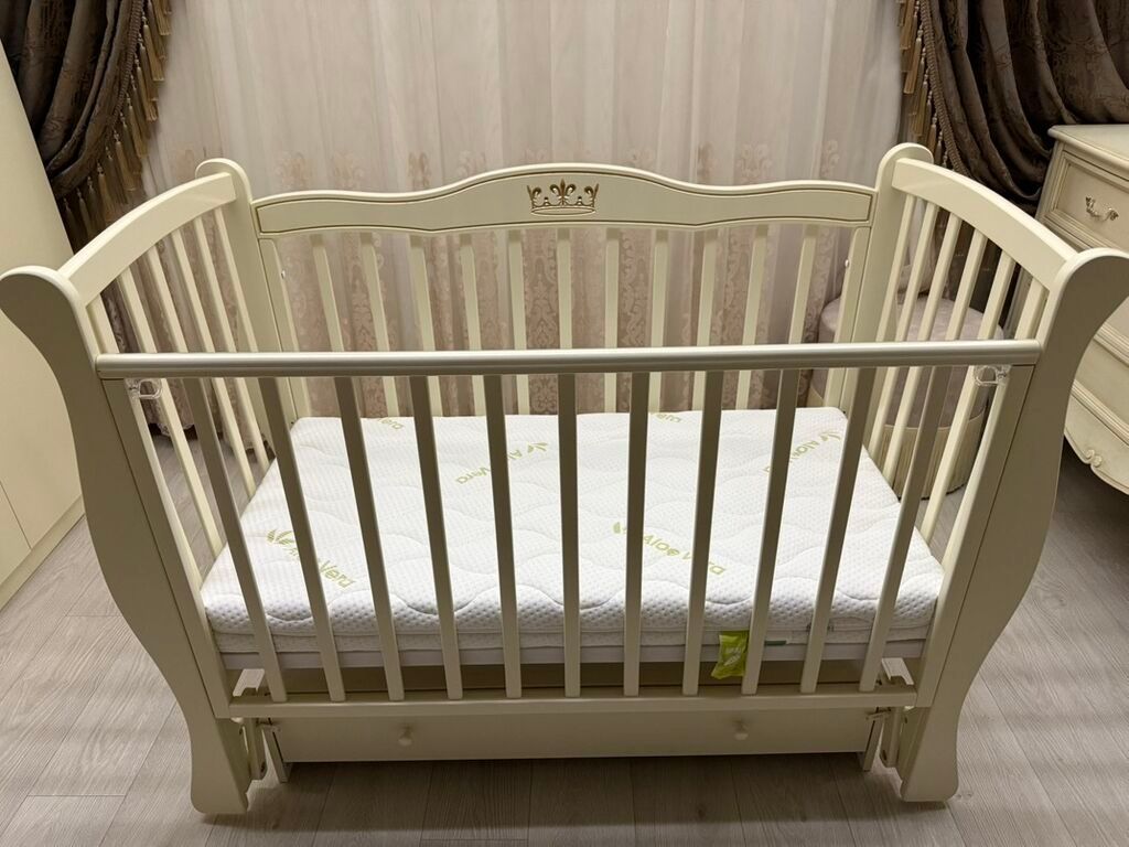 Oğlan və qız üçün, Dördbucaq, Beşik, Dəst ilə, Matras ilə, Yellənmə mexanizm ilə