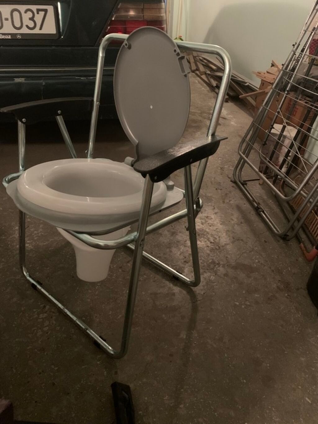 Daşına bilən tualet kreslosu (komod). - Möhkəm metal karkas