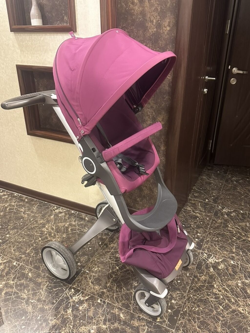 Uşaq arabası – yüksək oturacaq səviyyəli, tünd bənövşəyi rəng