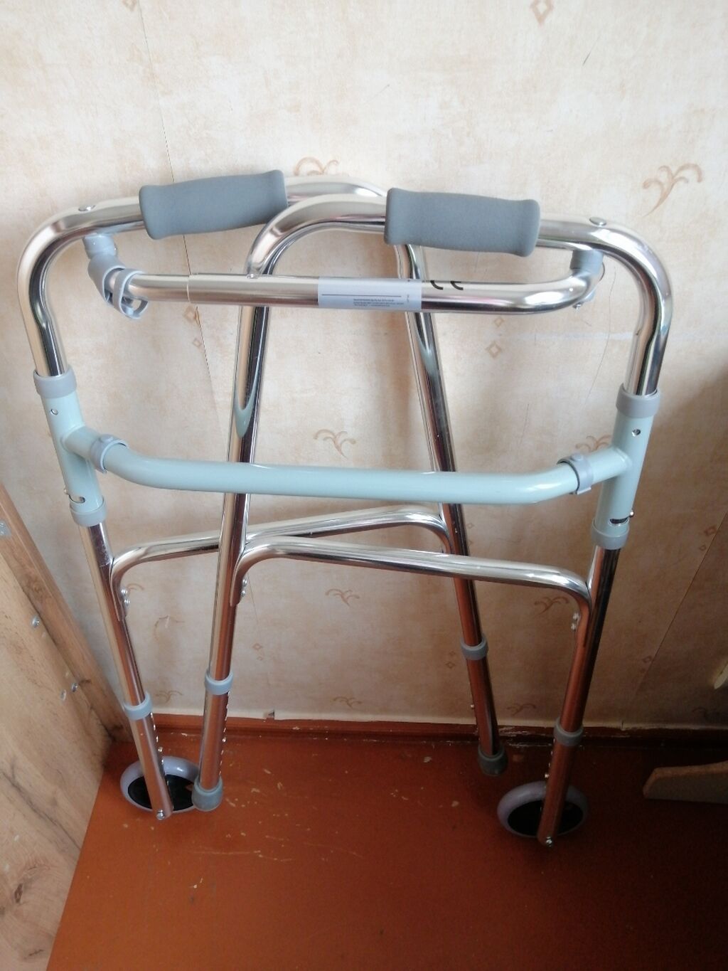 Gəzinti və ev üçün təkərli yürüyüş çərçivəsi - Material: yüngül