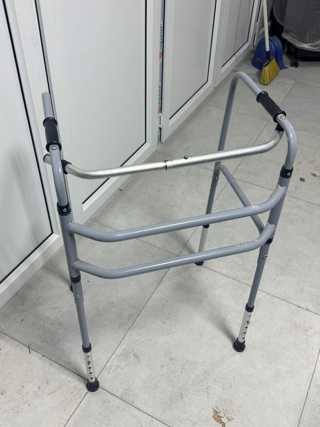 Gəzinti çərçivəsi (walker) - Material: yüngül alüminium gövdə, möhkəm