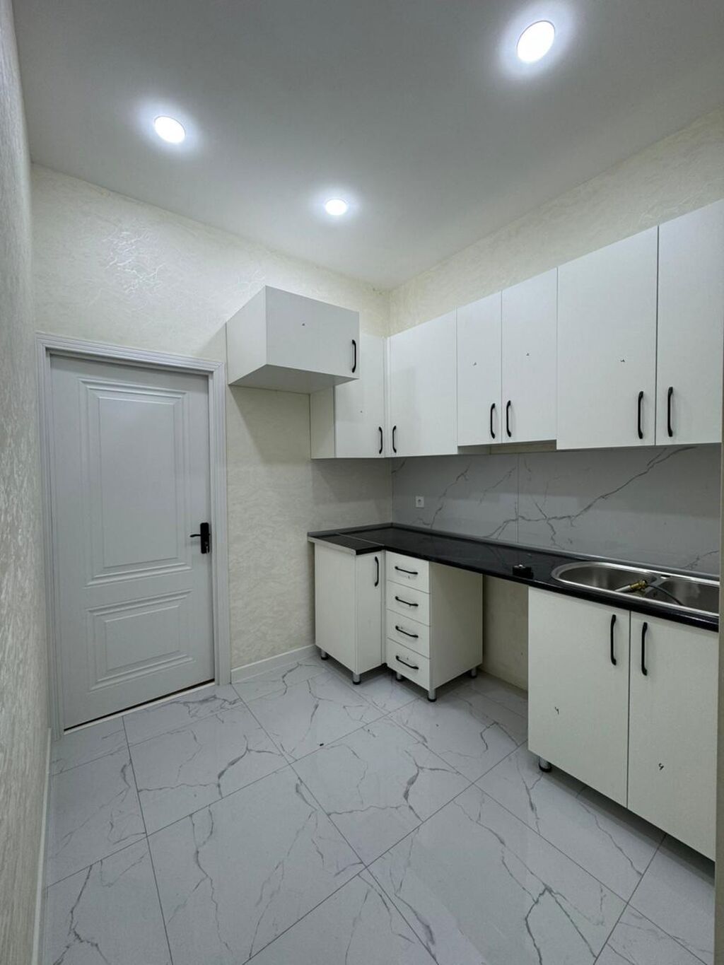 Kuxna mebeli qeti işlənmiyib tezedi 330 azn satılır.Real alıcıya