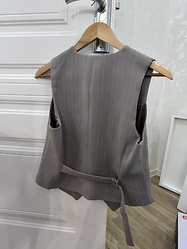 Toli Woman qadın klassik jilet - Rəng: boz, incə şaquli zolaqlı - şəkil 3