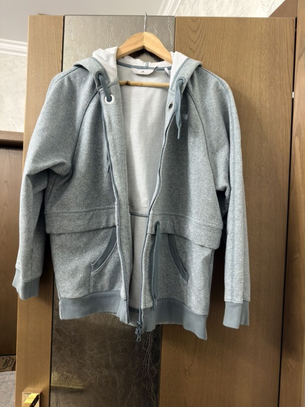 Idman dəsti – boz rəng Tərkib: - Kapüşonlu, fermuarlı xudi - Eyni