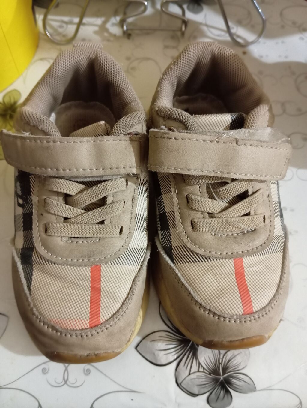 Uşaq ayaqqabıları ehdiyaci olan aparsin odeniwsiz