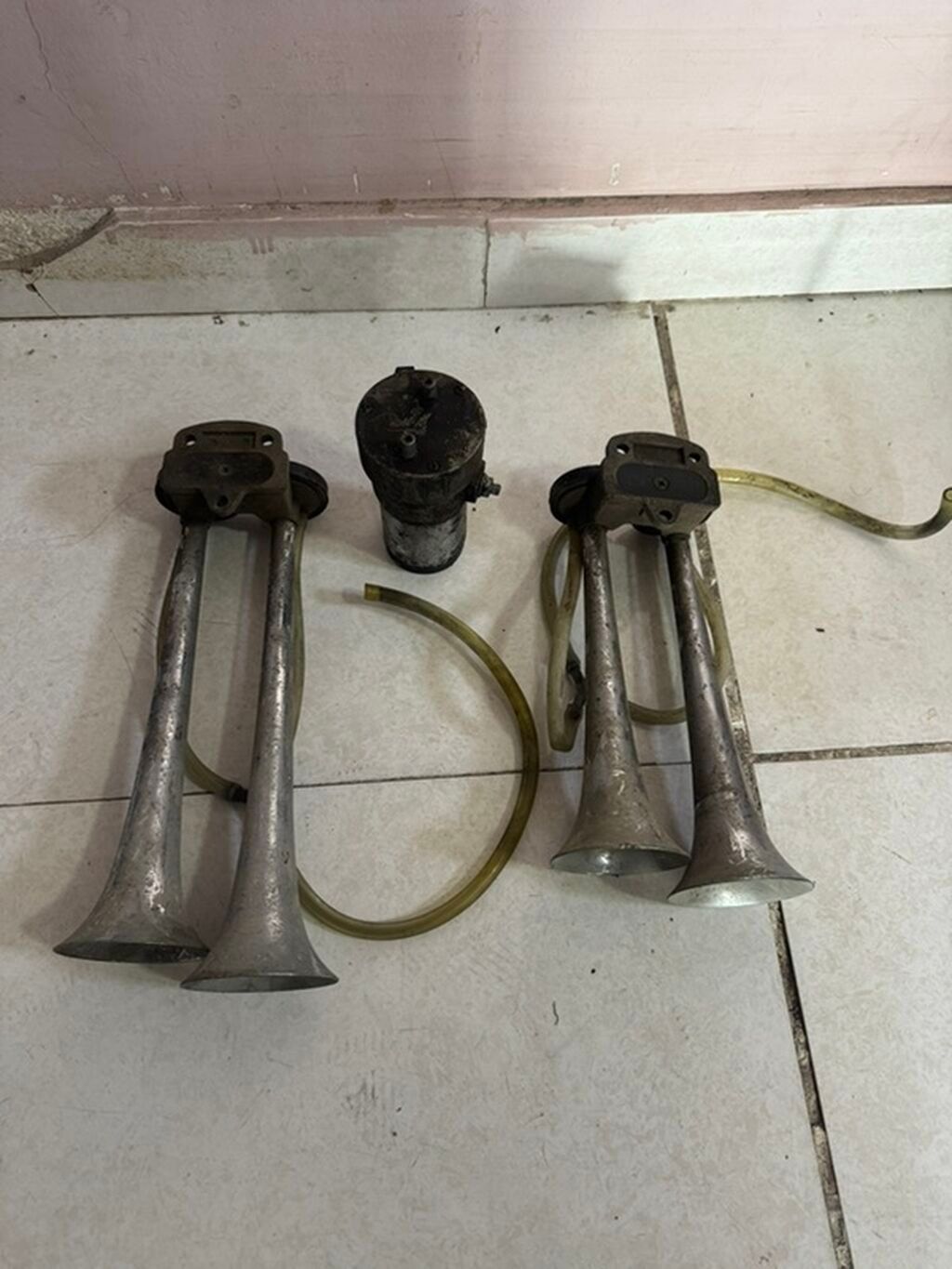 Avtomobil üçün hava siqnalı (klakson) dəsti Tərkib: - 2 ədəd iki