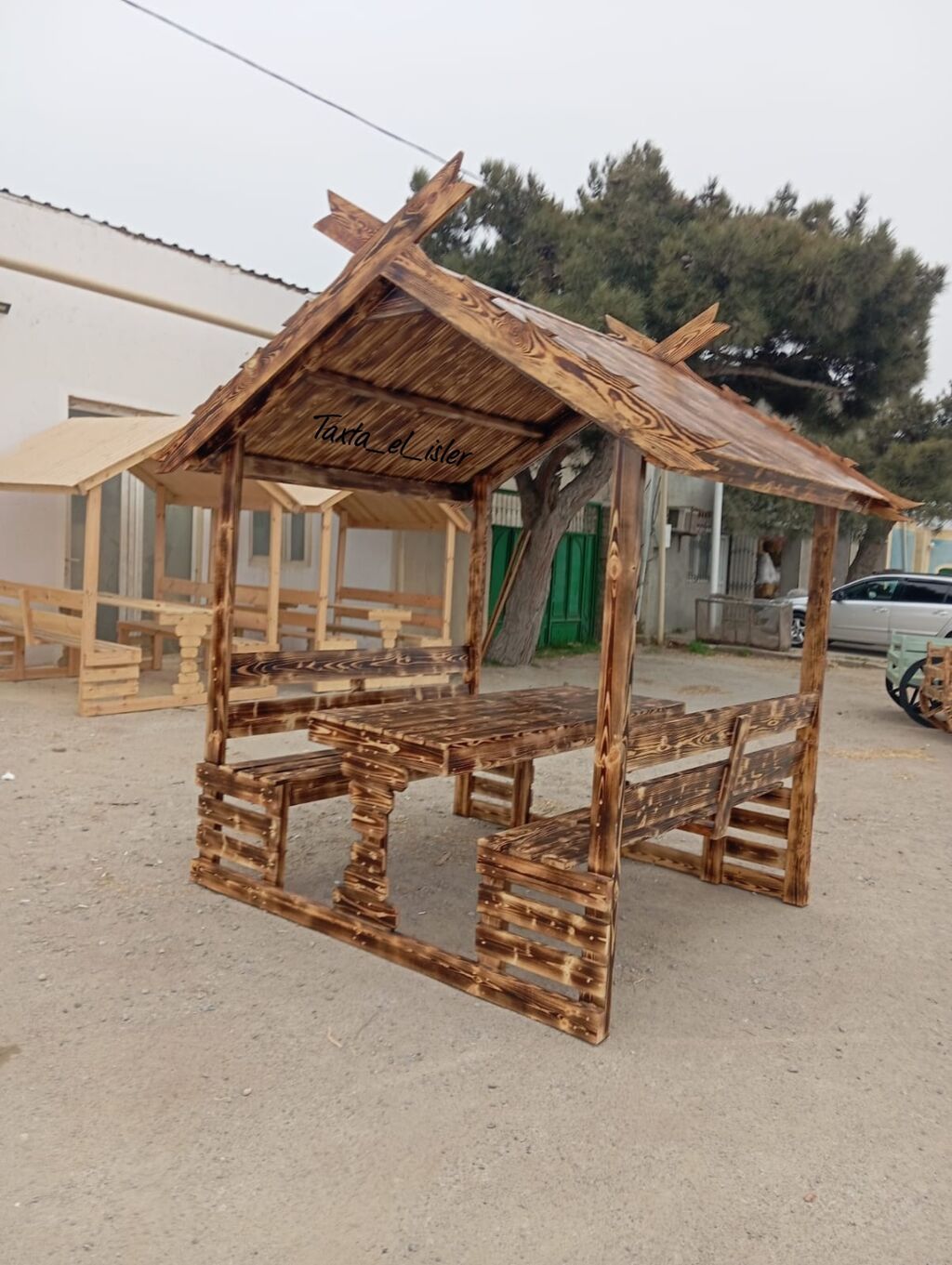 Dördbucaq masa, Açılmayan, Skameykalar ilə, Taxta