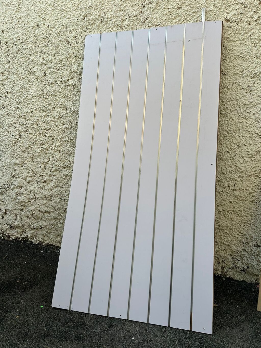 Ağ rəngli şaquli panellərlə dizayn olunmuş MDF/taxta lövhə. - Rəng