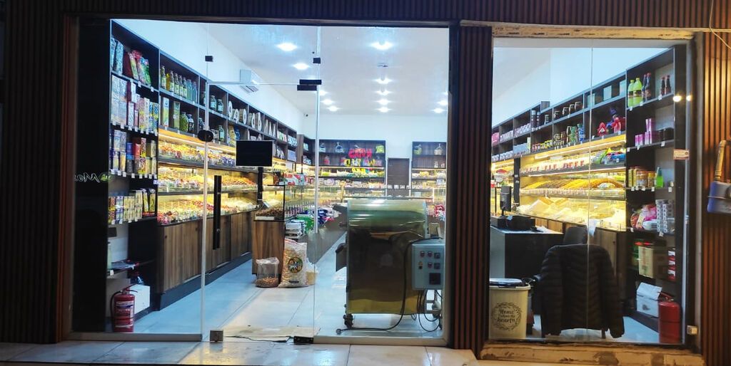 Yeni Yasamalın mərkəzi yolu üstündə (ortasında, ən gur yerində)