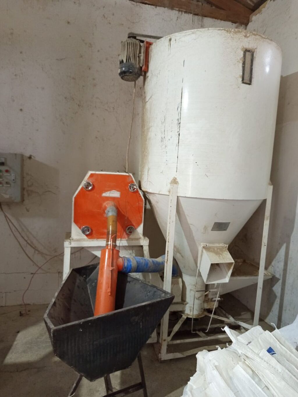 Yem hazırlama avadanlığı komplekti Göy 3000 azn Ağ 4000 azn Mikseller