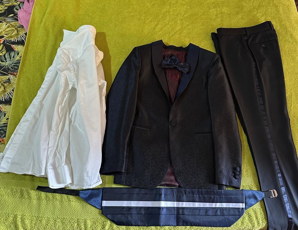 14-15 yaş üçün kostyumdur.Xüsusi tikilimdir.Endirim var