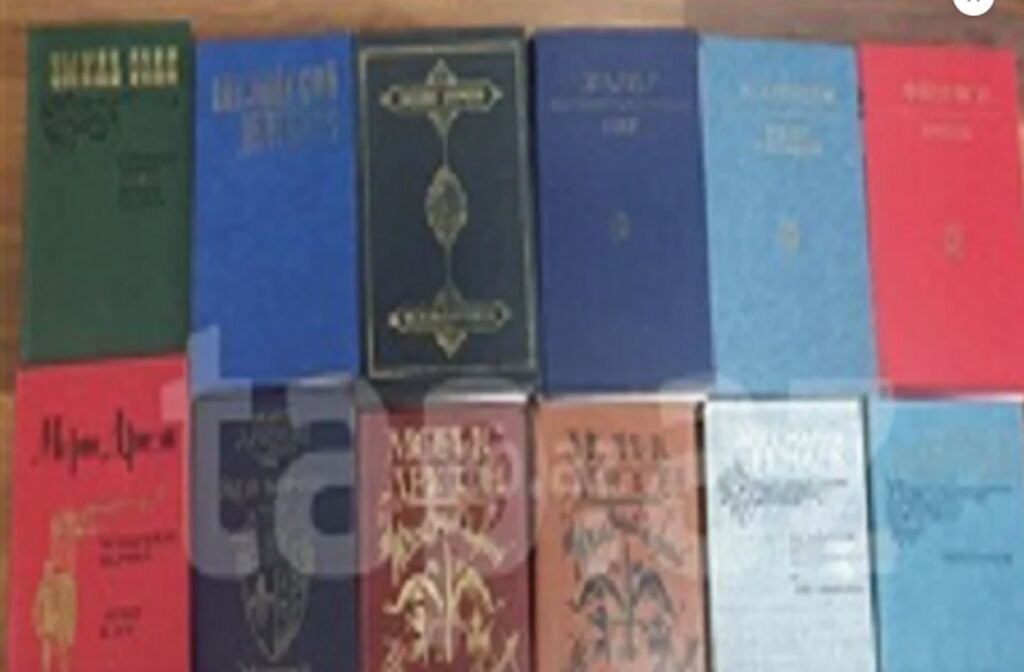 Rus dilində və kirilcə bədii ədəbiyyat satılır. Продается литература