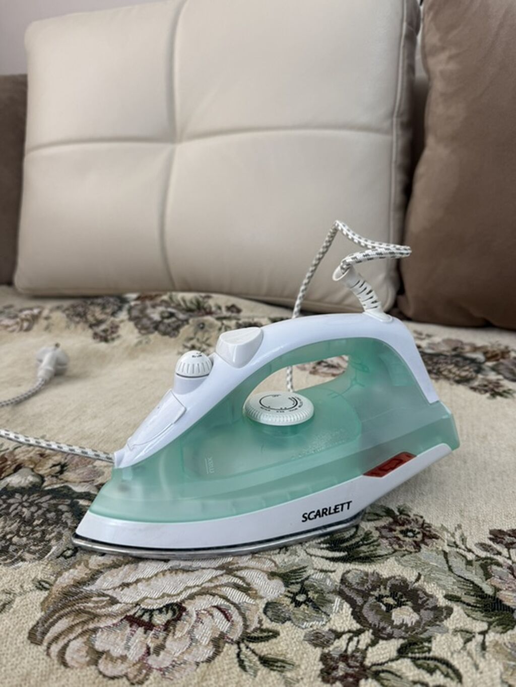 SCARLETT buxarlı ütü - Kompakt və yüngül korpus, ergonomik tutacaq -