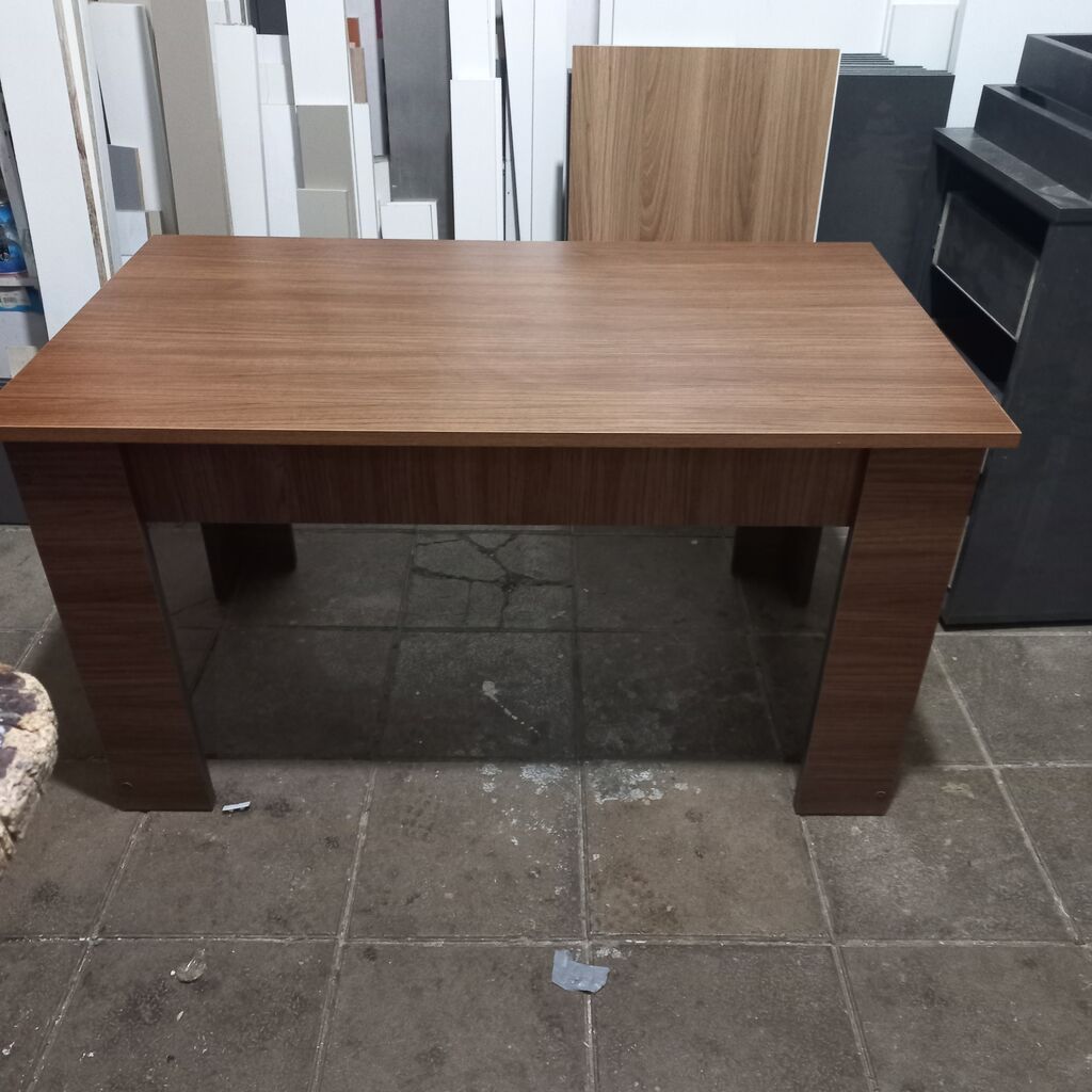 Masa – laminat örtüklü, ağac teksturalı (qoz rəng) iş/oxu masası. -