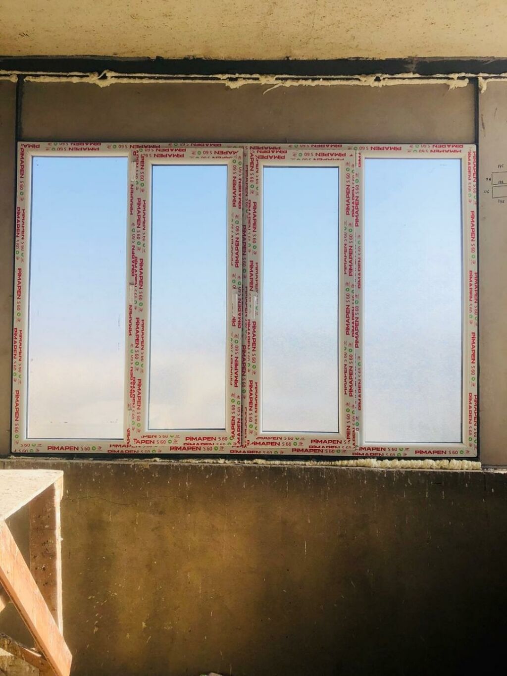 Dörd hissədən ibarət, ağ rəngli PVC pəncərə, "PIMAPEN" markalı