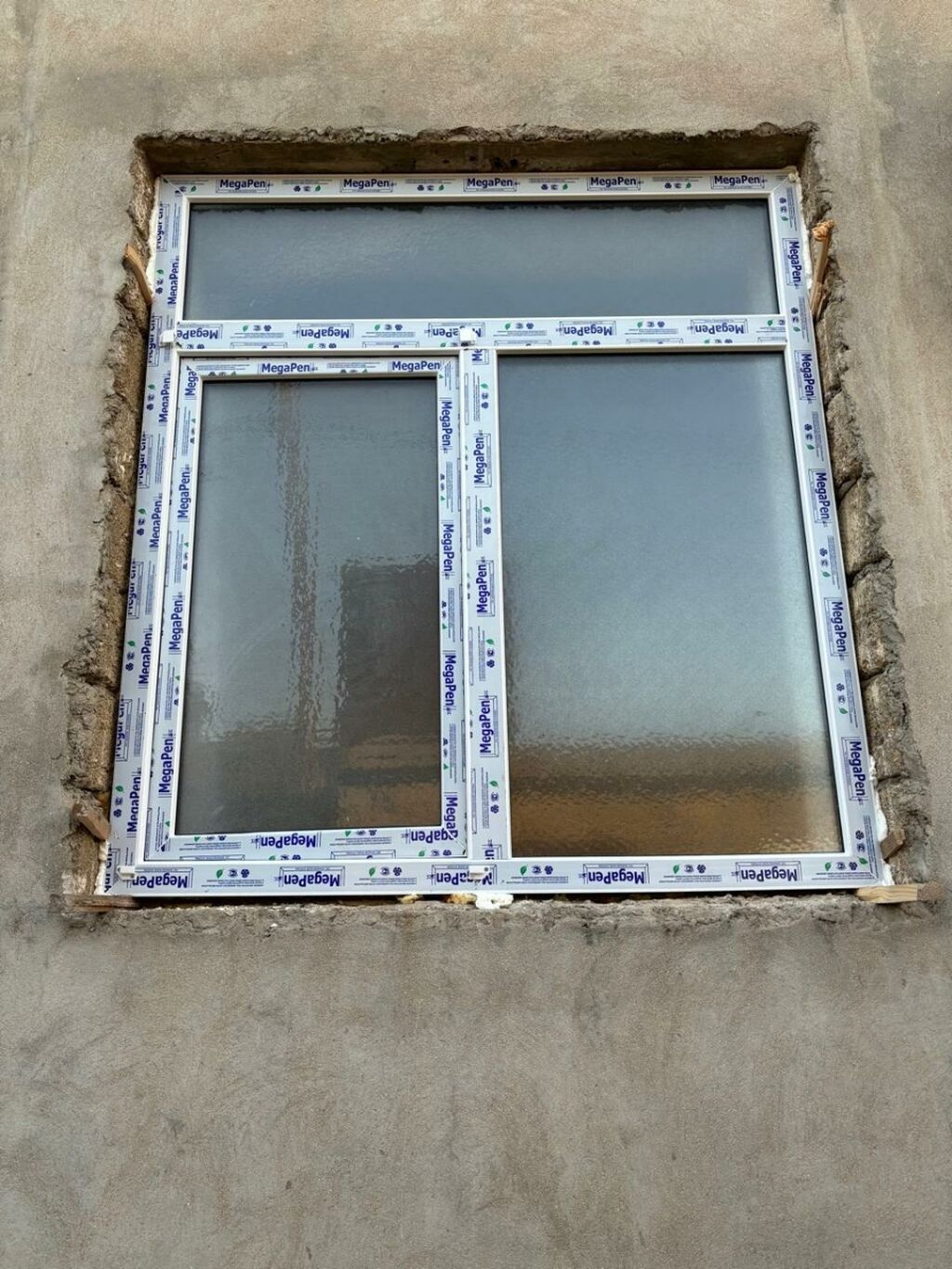 Bu, ağ rəngli PVC pəncərədir. Pəncərənin yuxarı hissəsində ensiz