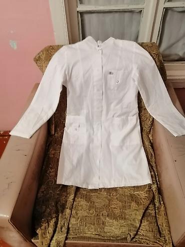 Salam aleykum Ağ rəngde az geyinilmiş tibbi xalatlar ve başqa tibbi - şəkil 5