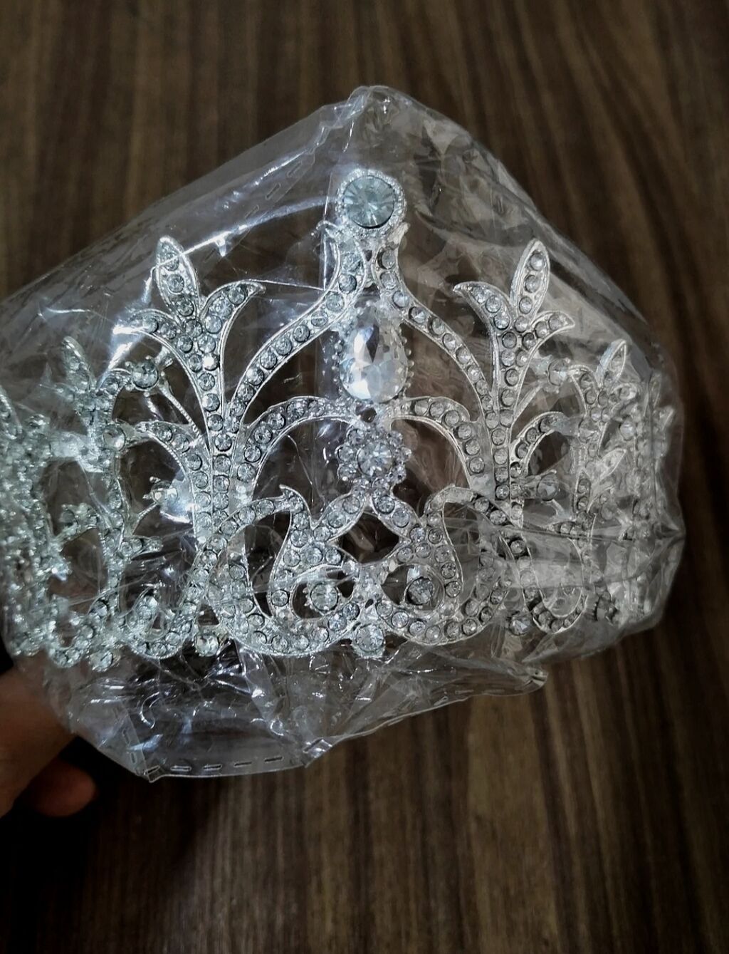 Gəlin üçün tac yenidir istifadə olunmayıb