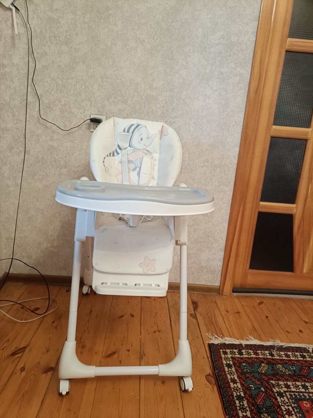 Usaq yemek masası az istifade olunub heç bir defekti yoxdu remenleri