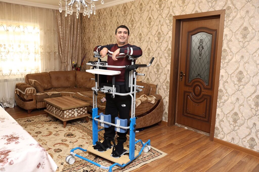 Reabilitasiya üçün dayaq verən ayaqüstü qurğu (stander)