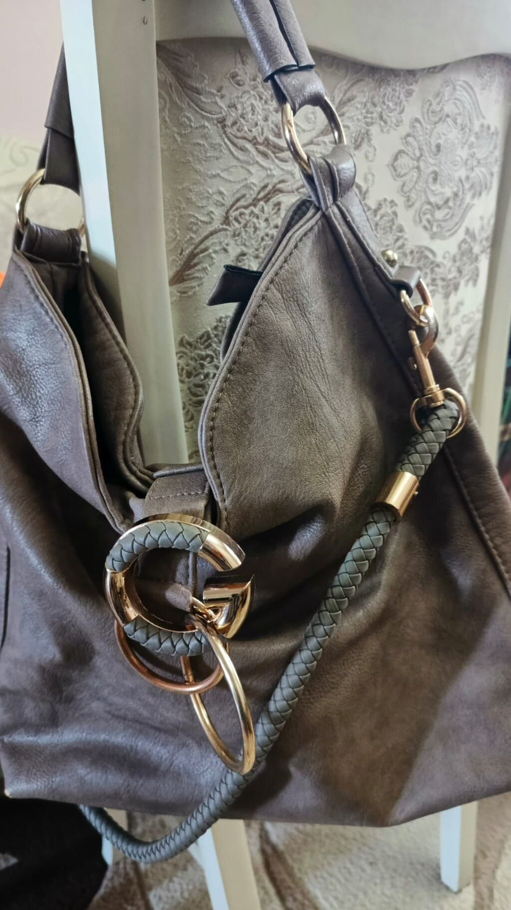 Qadın çantası – boz/qəhvəyi tonlarda, yumşaq dəri fakturalı hobo