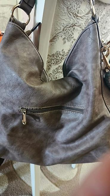 Qadın çantası – boz/qəhvəyi tonlarda, yumşaq dəri fakturalı hobo - şəkil 3