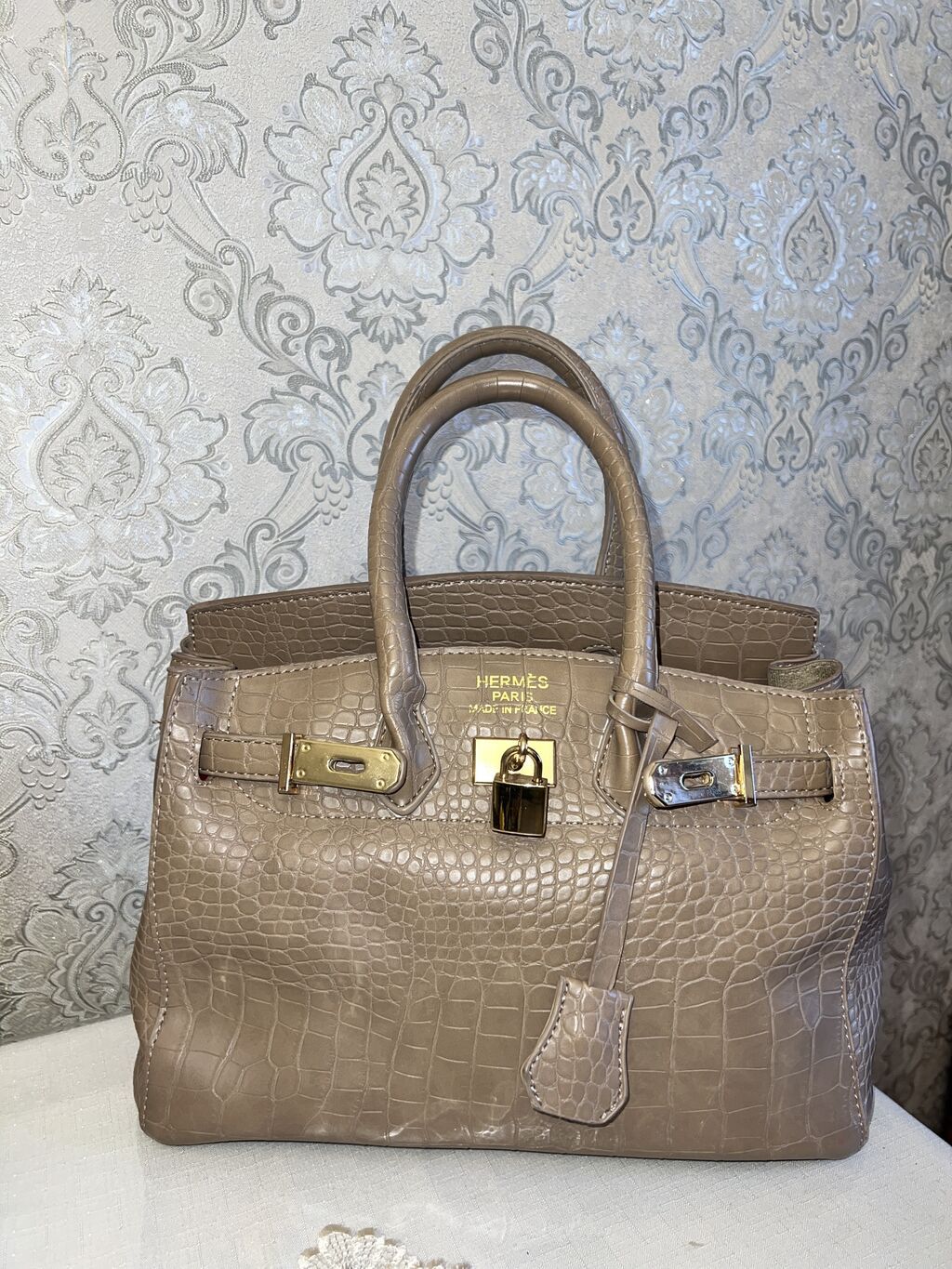 Heç bir problemi yoxdur,tam səliqəli formadadır.Evin sahibi xaricə