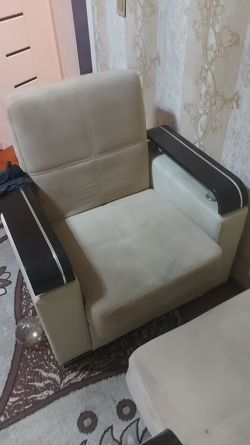 Salam mebeler ikinci eldir ela vezyetdedir oturacaq divan 2 ededir her