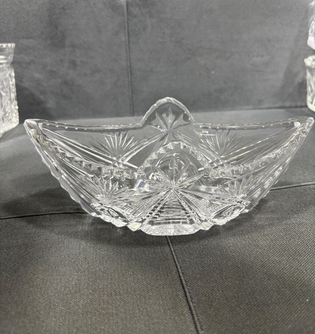 Xrustal konfet qabı lodka 23 uzun×11 eni×9 hündür.,qiymət 15 azn.