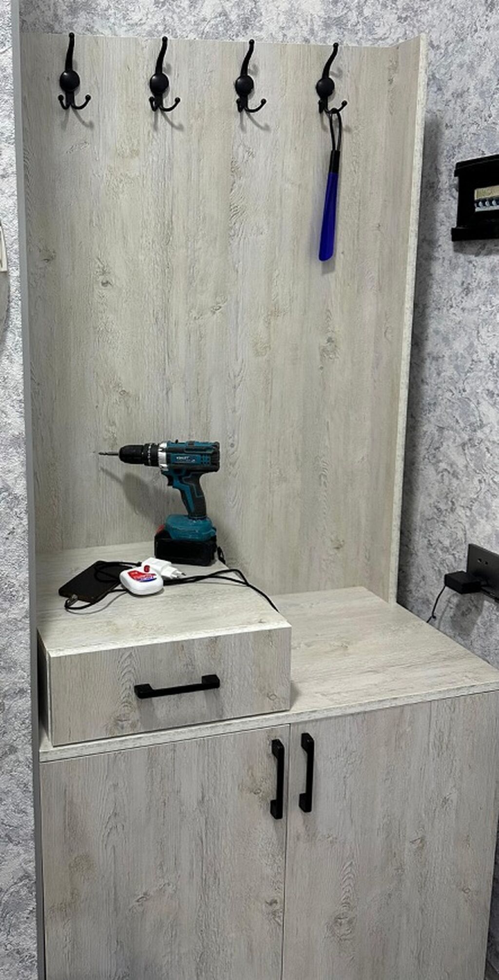 Dəhliz üçün funksional paltar asılqanı və dolab dəsti - Material