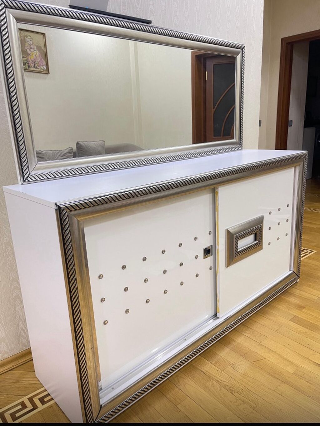 Qonaq otağı üçün mebel dəsti Tərkib: - Geniş güzgülü konsol/komod