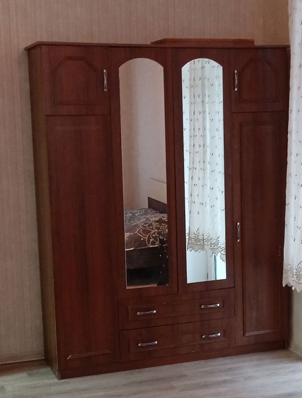 Güzgülü dolab, 4 qapılı, 2 yeşiyi var. İşlənmiş, Embawood